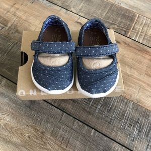 Infant girls Size 2 Blue Chambray Polka Dot Toms