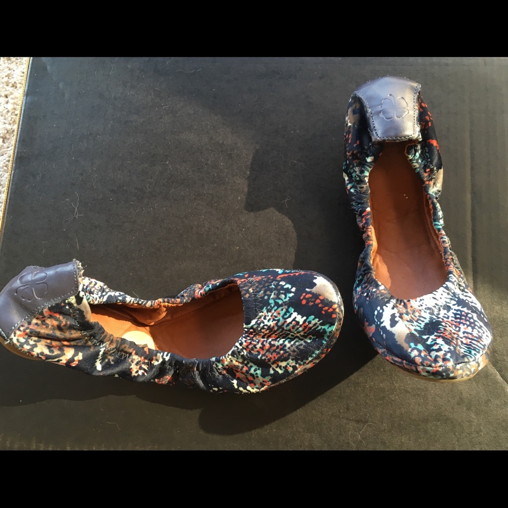 Lucky multicolor snake pattern flat