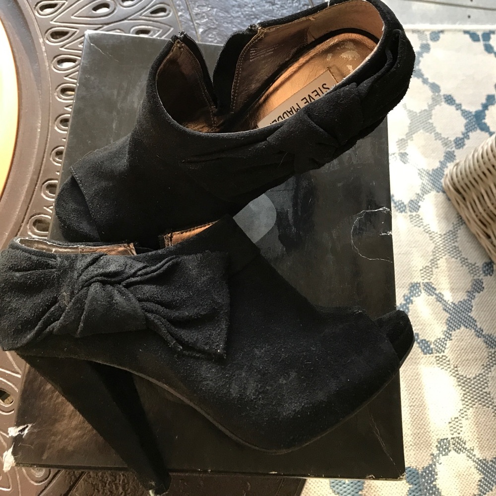 Steve Madden peep toe booties... black suede