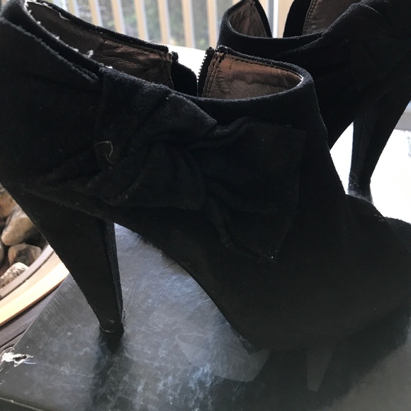 Steve Madden peep toe booties... black suede - Picture 2 of 3