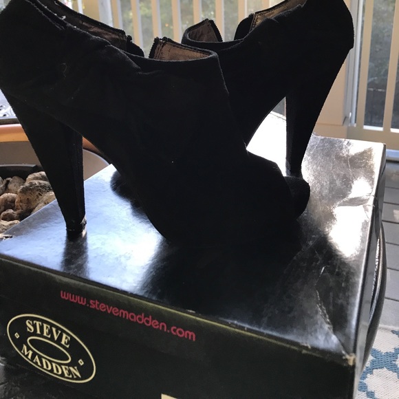 Steve Madden peep toe booties... black suede - Picture 3 of 3