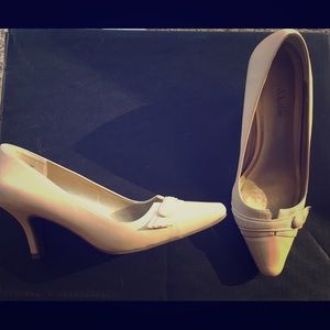 Nude pointed toe pump