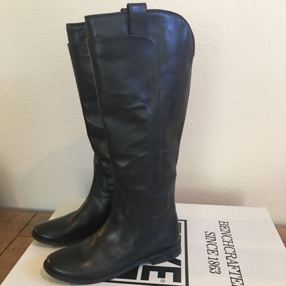 Gorgeous black Frye boots