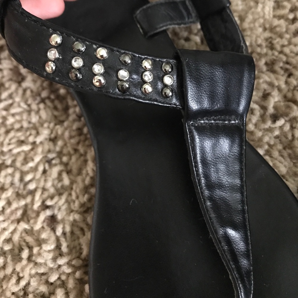 ♦️♦️Guess Sandals♦️♦️ - Picture 2 of 4