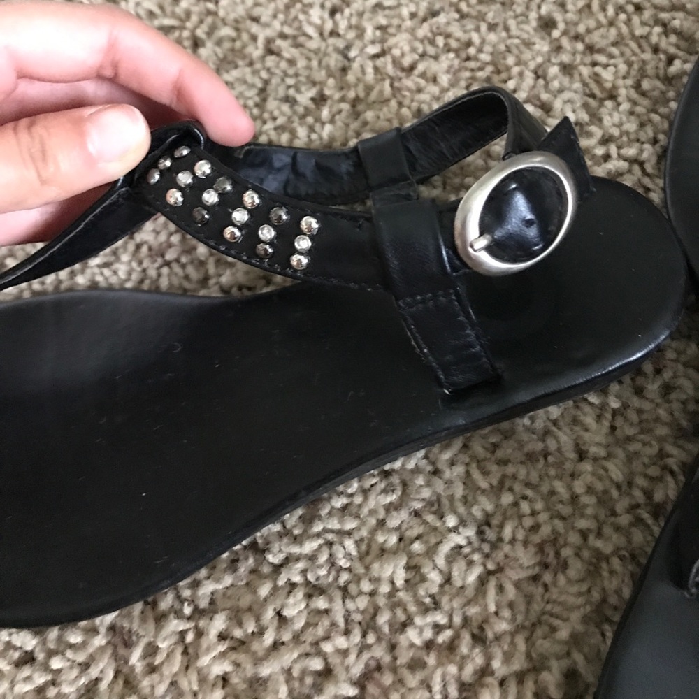 ♦️♦️Guess Sandals♦️♦️ - Picture 3 of 4