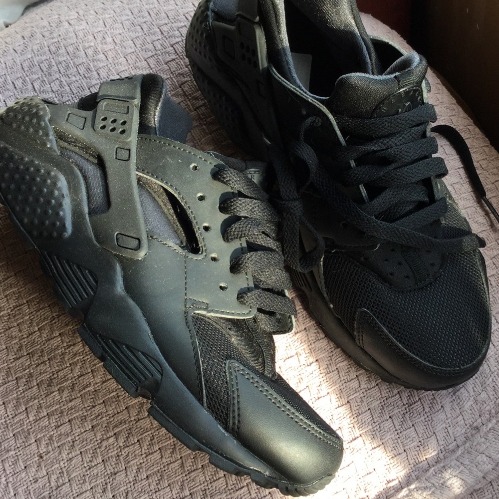 Black Nike Huaraches