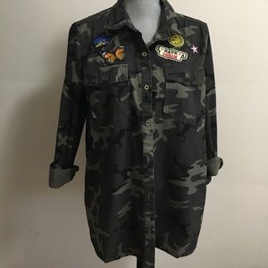 Size M - F21 Patch Came Button Down