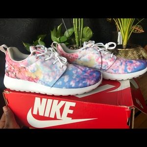 BRAND NEW Nike Cherry Blossom Rosche Runs