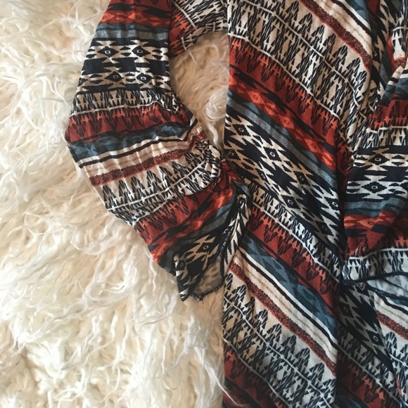 Aztec pattern shall/Cardigan - Picture 3 of 4