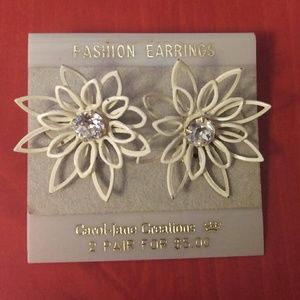 True vintage earrings-Carol-Jane Daisy True vintage earrings-Carol-Jane Daisy