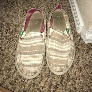 Tan striped sanuks!