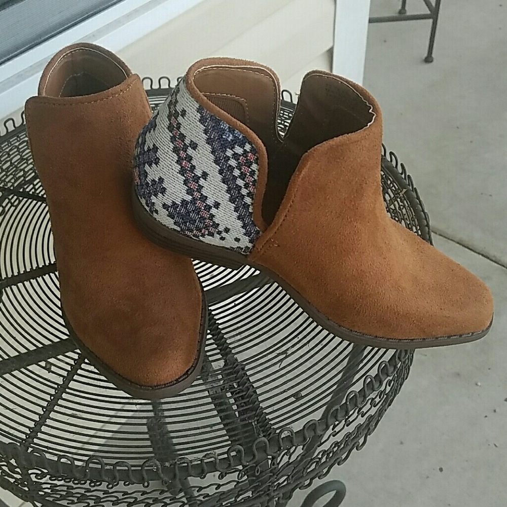 NWOT Cat and Jack Aztec Boots Size 13