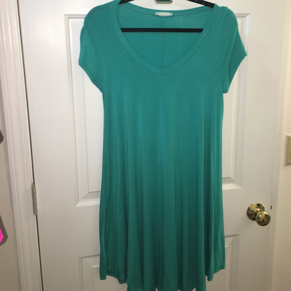 Light teal cap-sleeved dress!