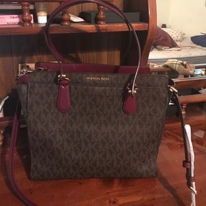 LIKE NEW MICHAEL KORS LARGE DEEDEE LIKE NEW MICHAEL KORS LARGE DEEDEE