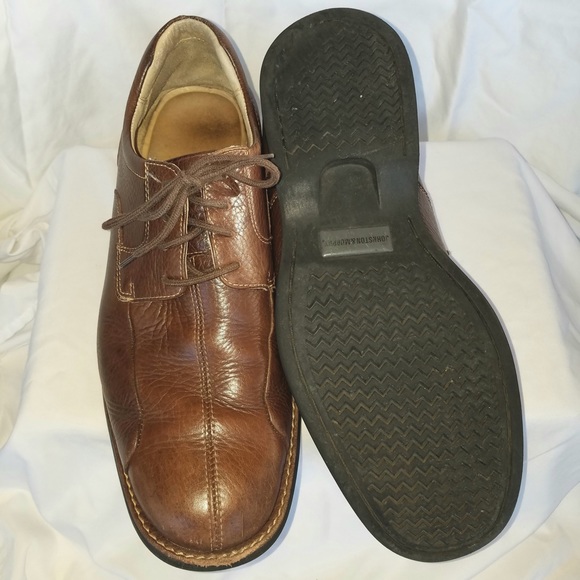 Johnston and Murphy men\'s 10.5M lace-up oxford.