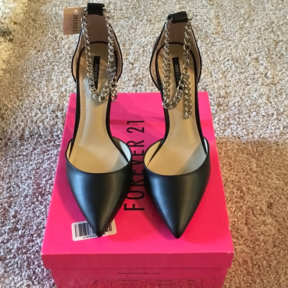 NWT Black Pointed Toe Heel w/ Silver Ankle Chain