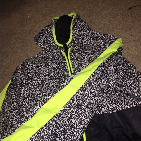 Pink wind breaker - Picture 3 of 6