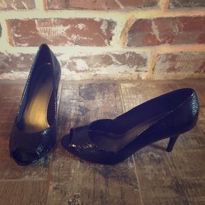 Size 8 black snakeskin peep toe pumps 🔥🔥