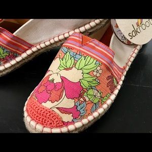 ⭐️Sak roots colorful floral espadrilles flat NWT⭐️