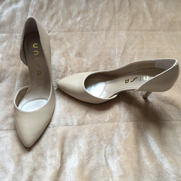 💥BRAND NEW Unisa by JCPenney Nude Cutout Heels💥 - Picture 2 of 5