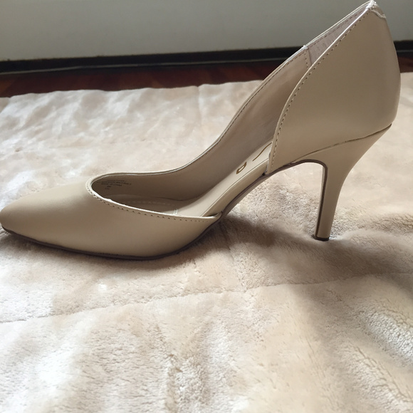 💥BRAND NEW Unisa by JCPenney Nude Cutout Heels💥 - Picture 3 of 5