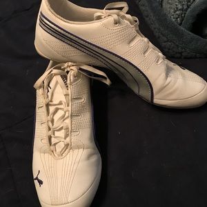 Classic PUMAS women’s tennis shoe