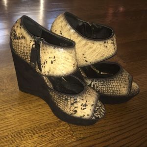 Rock & Republic snakeskin pattern wedges