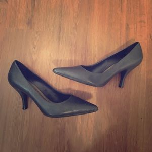Size 7.5 Navy pumps