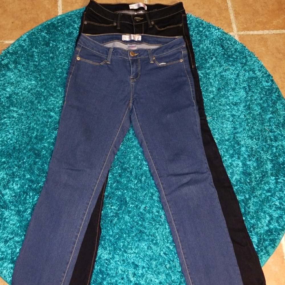 2 pairs of juniors jeans