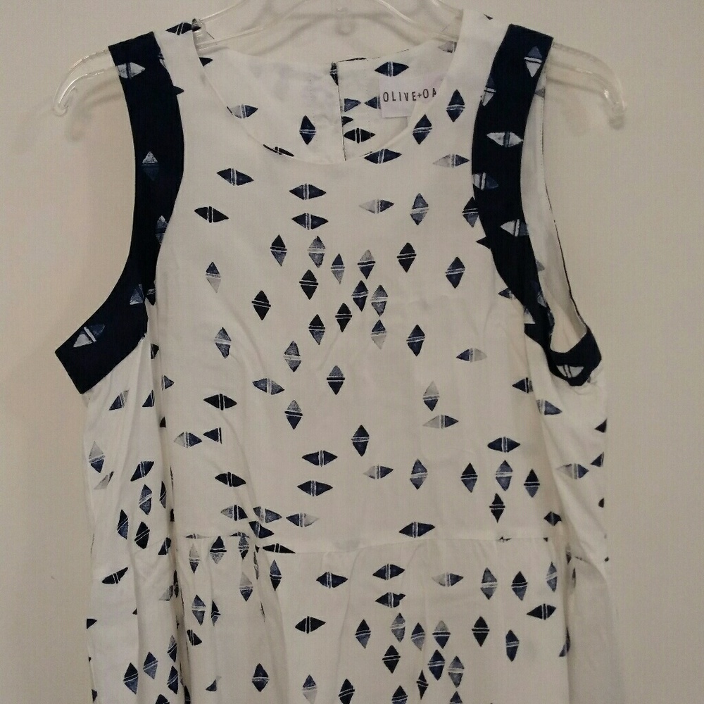 Sleeveless White pattern blouse