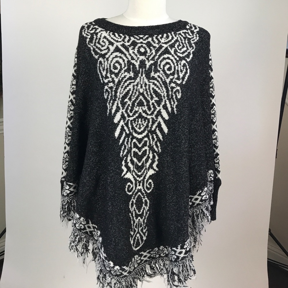 Black/w knitted long sleeve fringe poncho