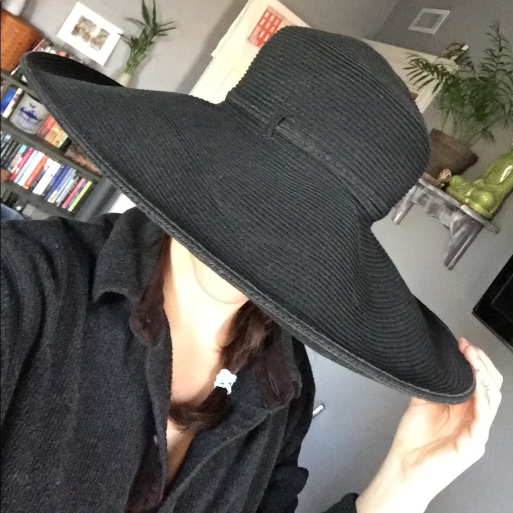 Black sunbathing hat