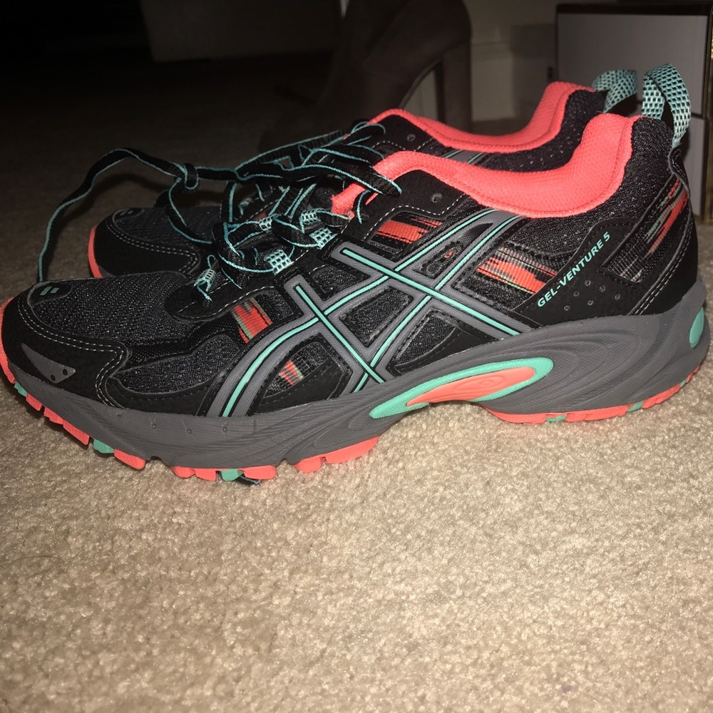 BRAND NEW ASICS size 7