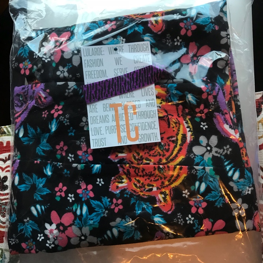 BNWT TC Tiger Leggings with Black Background