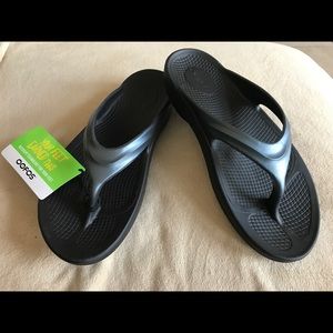 Women's Oofos Oolala satin graphite sandals - 9
