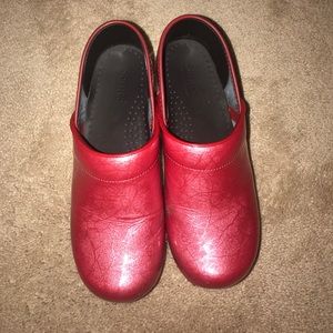 38 Sanita pink clogs!