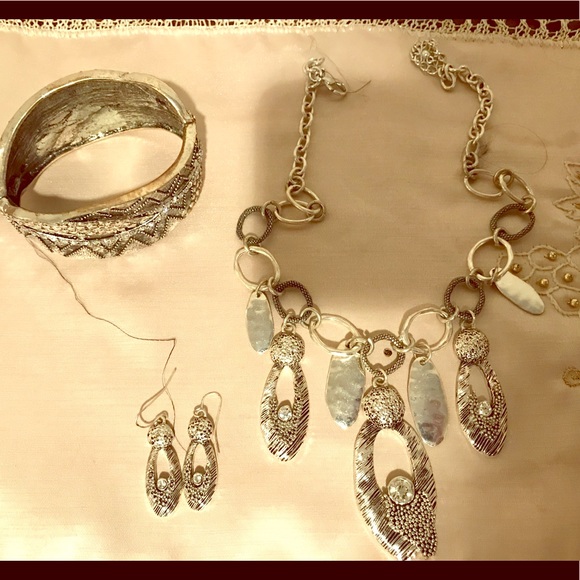 Silver choker with matching earrings and bracelet - Picture 1 of 4