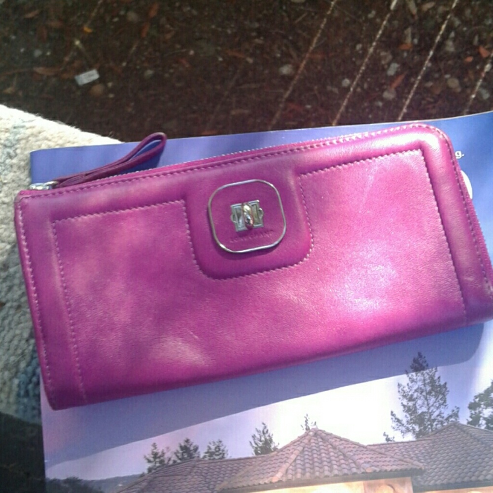 Such a GORGEOUS Authentic Longchamps zippy wallet - Picture 1 of 5