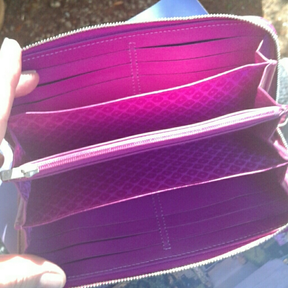 Such a GORGEOUS Authentic Longchamps zippy wallet - Picture 4 of 5
