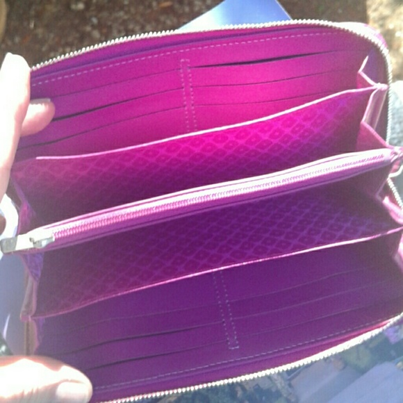 Such a GORGEOUS Authentic Longchamps zippy wallet - Picture 4 of 5