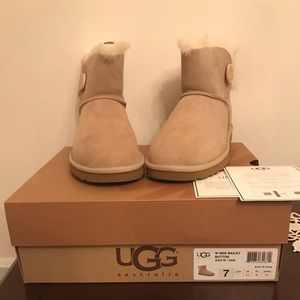 ‼️SALE‼️ Ugg Baily Button