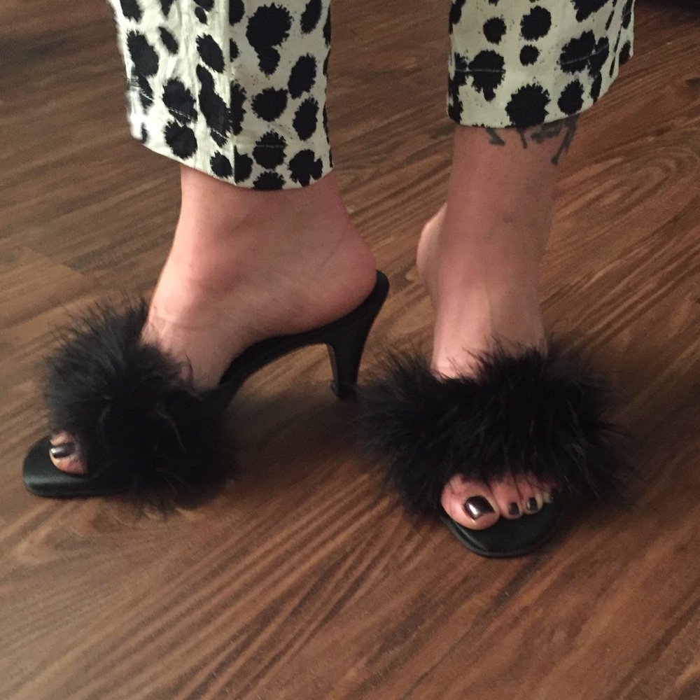 CARRIE BRADSHAW BLACK FEATHER AND SATIN HEELS