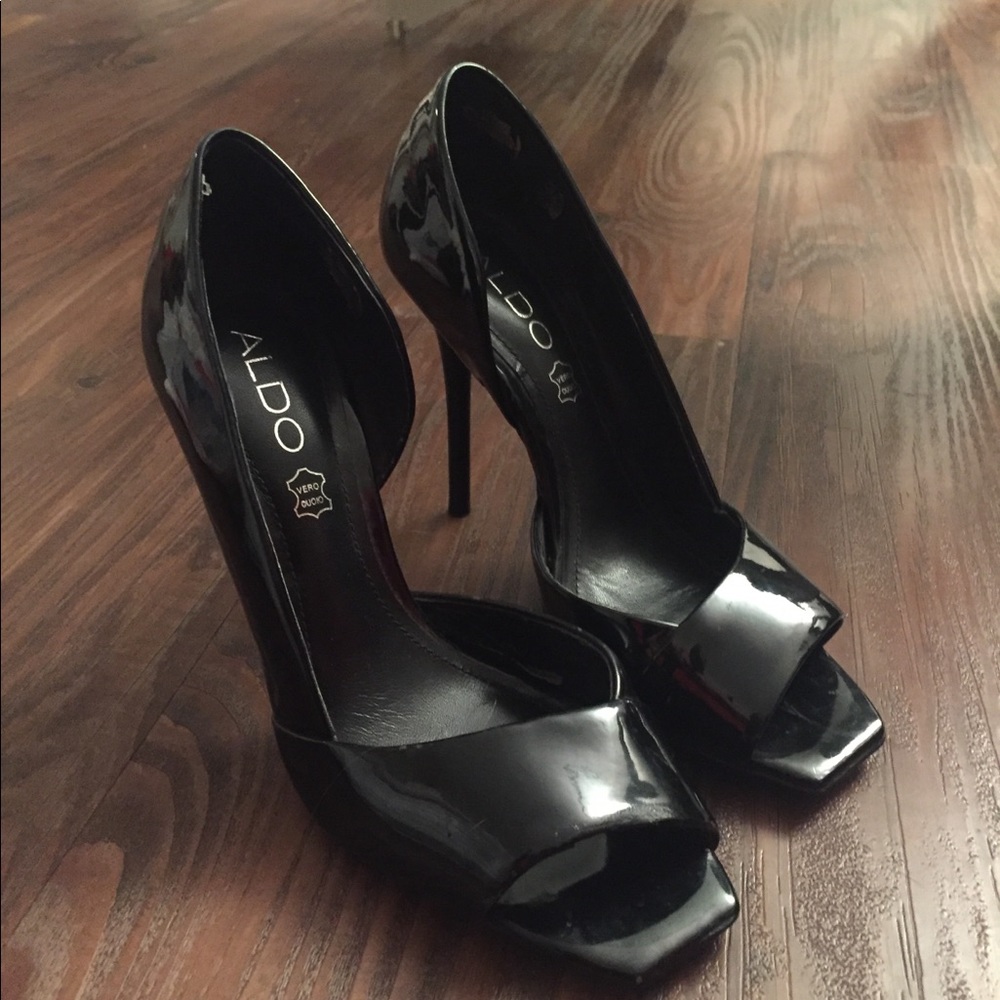 SEXY BLACK PATENT LEATHER HEELS BY ALDO