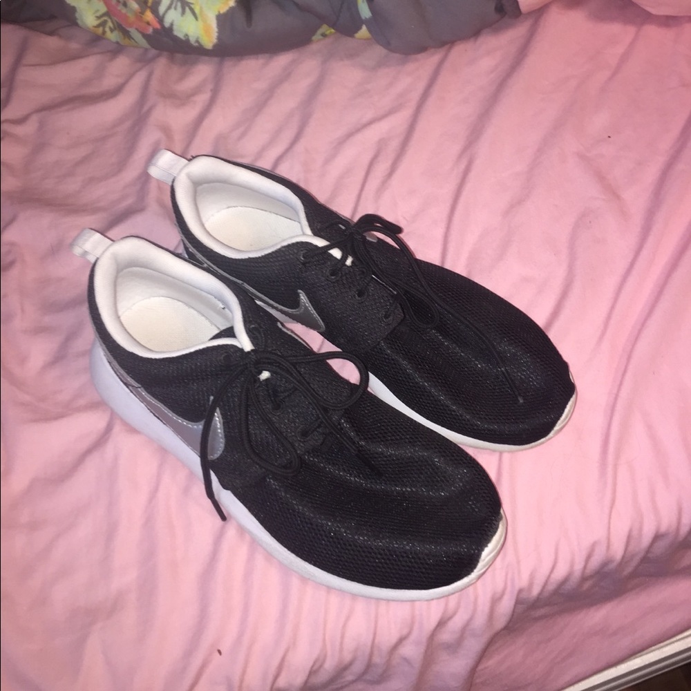 black nike roches