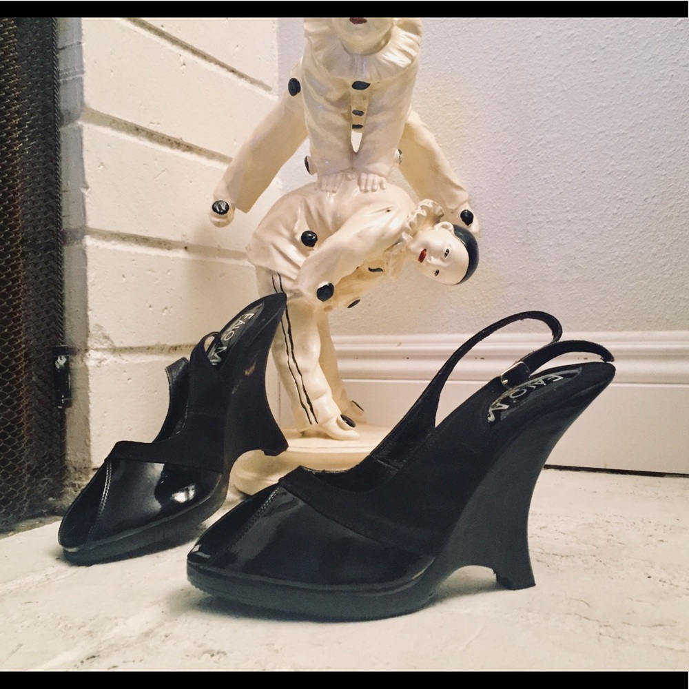 Sexy black peep-toe wedges