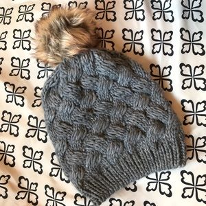 Pom pom beanie hat