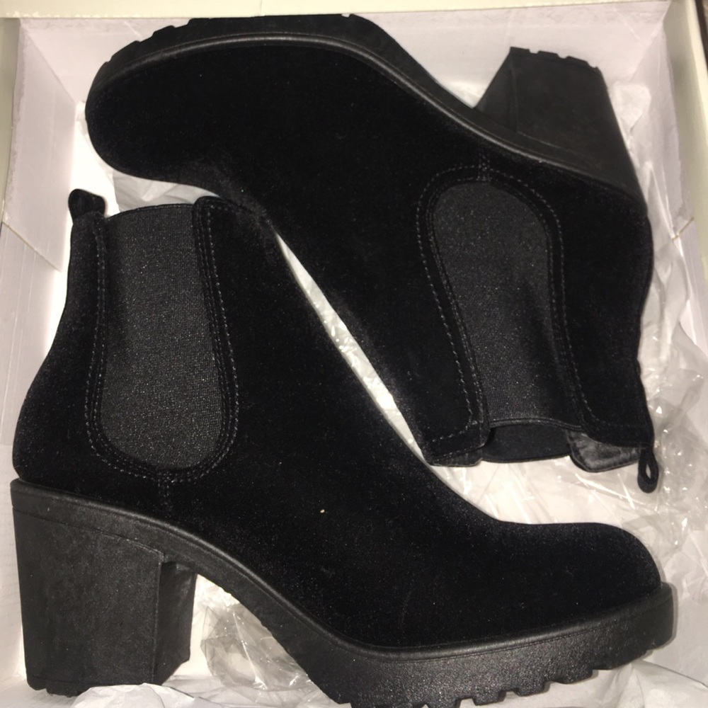 Heeled black boots
