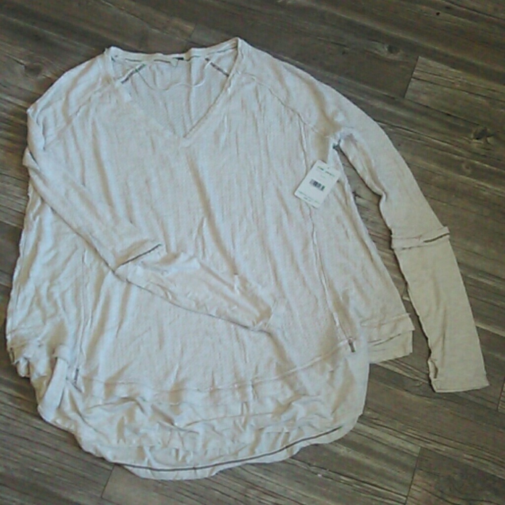 Free people flowy top with thumb holes