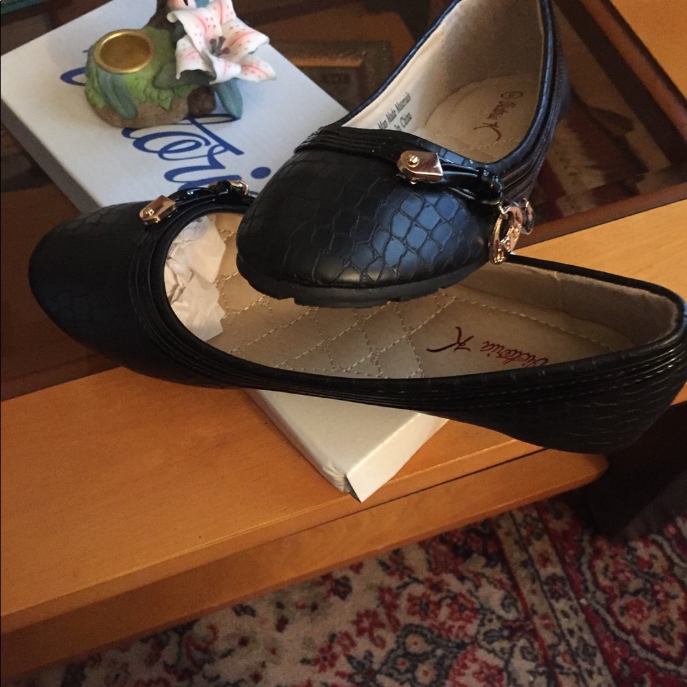 Shoes - Picture 2 of 4
