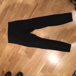 Lulu capri leggings with side stripe detail. Sz 8